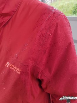 Outdoorkleidung Outdoorjacke Maier Sports Wasserdicht Härtetest