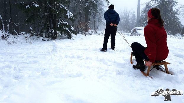 Winterwandern Veischeder Sonnenpfad Olpe-Fahlenscheid Skigebiet Schnee Wanderfalke